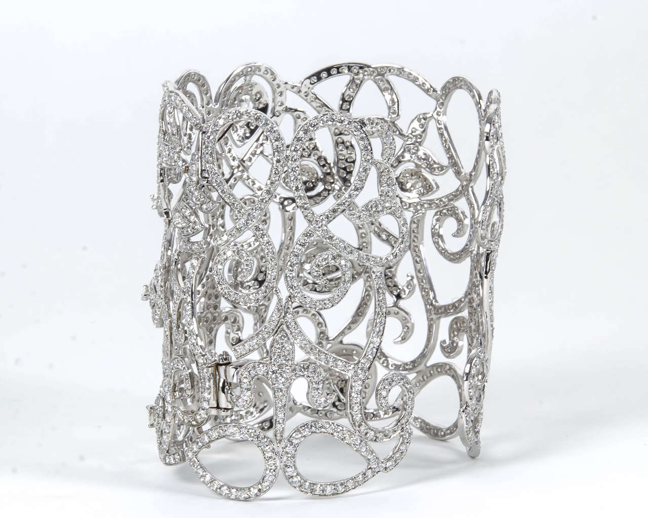 Magnifique bracelet manchette à larges diamants en vente 1
